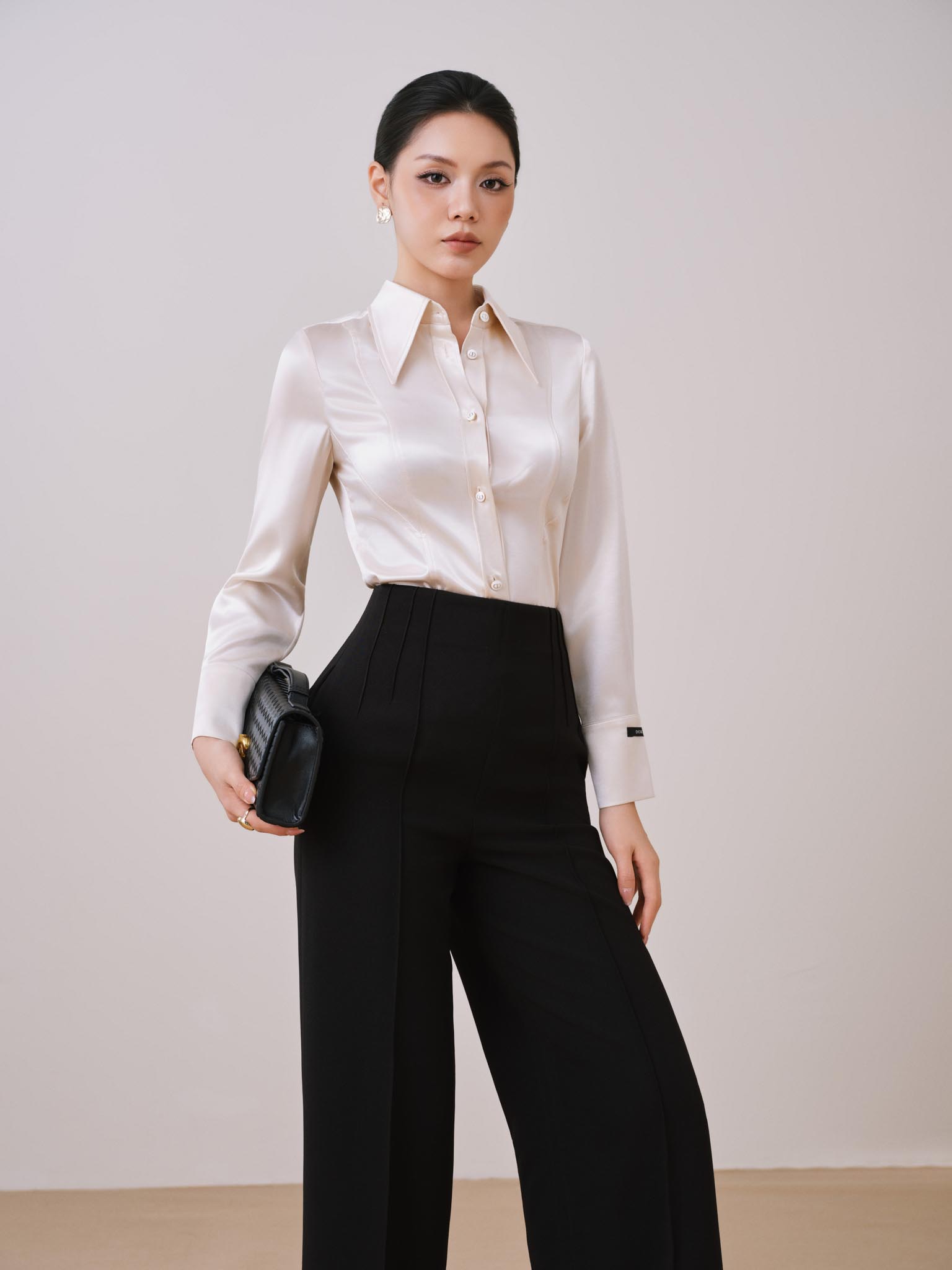 Áo sơ mi lụa cổ vạt nhọn